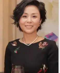 温13岁女孩出国闯江湖今亿万身家温州一家人周阿雨故事原型