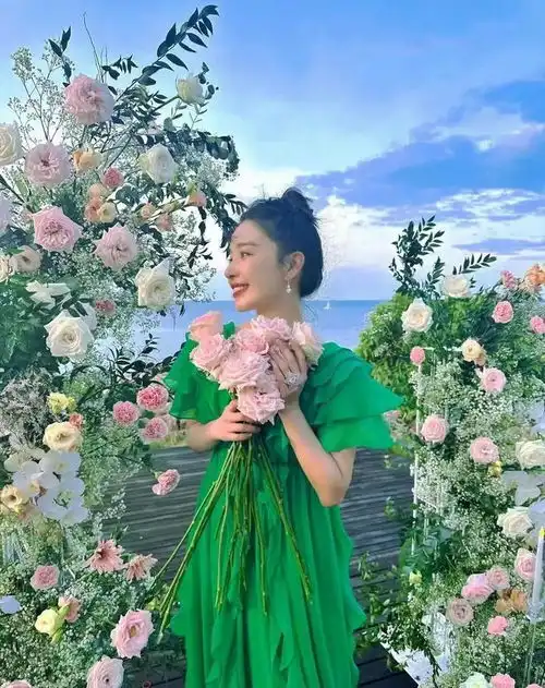 祝福阚清子被男友求婚手拿捧花秀超大钻戒,男方是公司老板