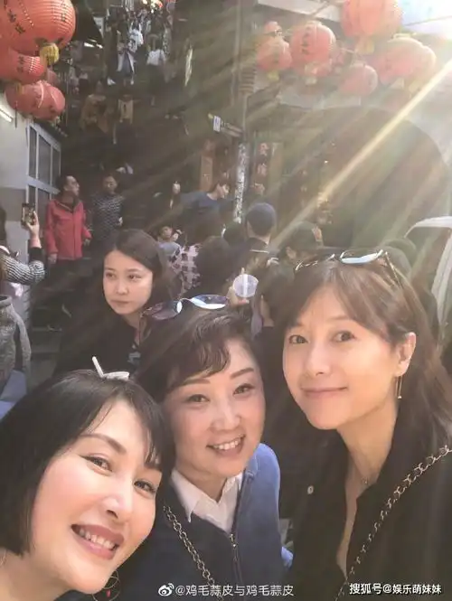 45岁徐静蕾罕见晒照,与女友人出游心情好,皮肤紧致细腻宛如少女