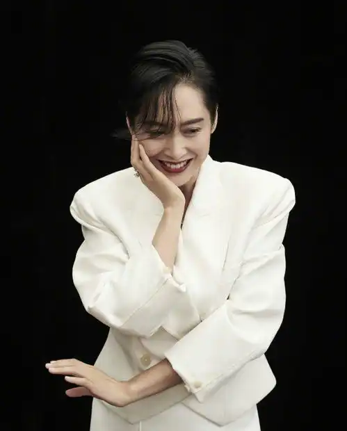 朱茵不愧是一代女神,一袭白色短裙搭配短披风,典雅大方又高级