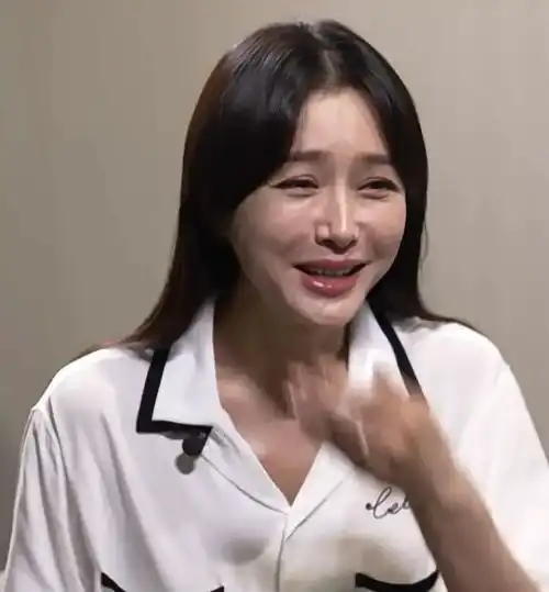 43岁秦岚最新路透曝光小蛮腰大长腿,状态似20少女