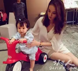 欧弟女儿学开车娇妻郑云灿身后搀扶深v睡衣大长腿惹人遐想