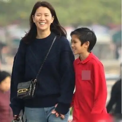 张智霖带儿子外出逛街,两人一路有说有笑,13岁慕童帅气如父