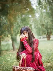 森林内的采摘少女长发飘逸甜美微笑3