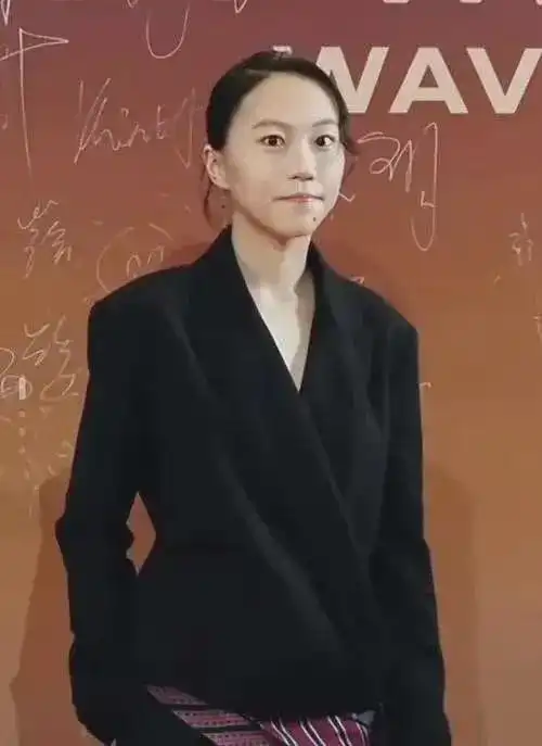 窦靖童挺女人的造型,为何让大家一下子就发现了她的美