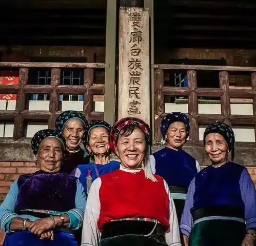 上海夫妻洱海生活13年,造鸡窝造型咖啡馆,用农民奶奶的画做展览,1幅最高卖5万