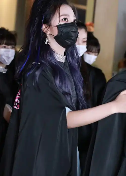 为了避免yamy再次被伤害,火箭少女将她围住,杨超越霸气的样子太暖心了