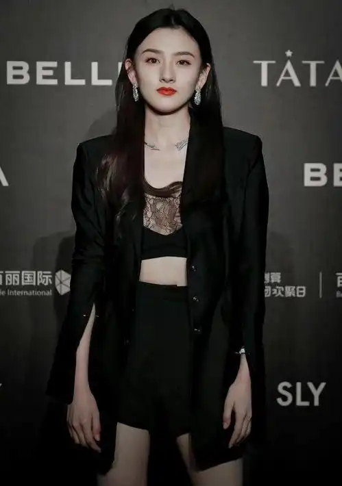 宋祖儿仿佛一夜长大,穿西装打开纽扣秀出蕾丝内衣,又纯又欲