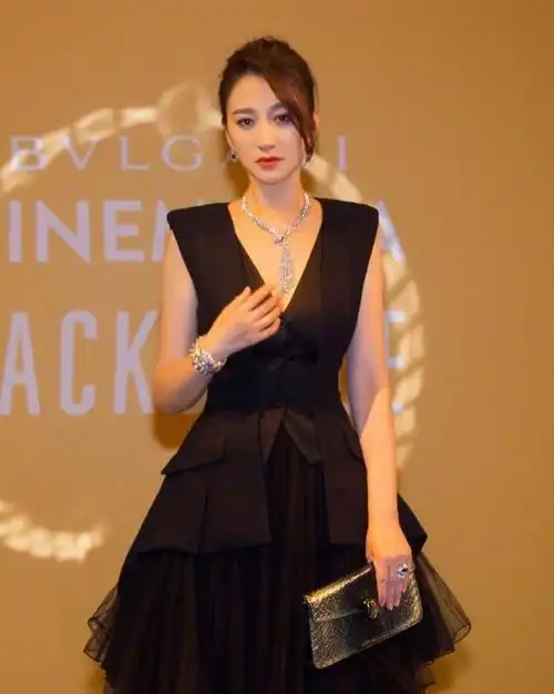 身上有肉感的女人更吸引人,李小冉穿v领裙,更有女人味,真美