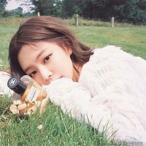blackpinkjennie的必备物品有10几种她最喜欢的是贴纸