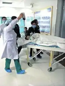 揪心12岁女孩吃垃圾桶剩菜,靠捡垃圾度日