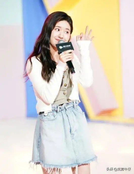 赵露思真是少女身材,穿缩水吊带配牛仔裙,裙腰还有点空