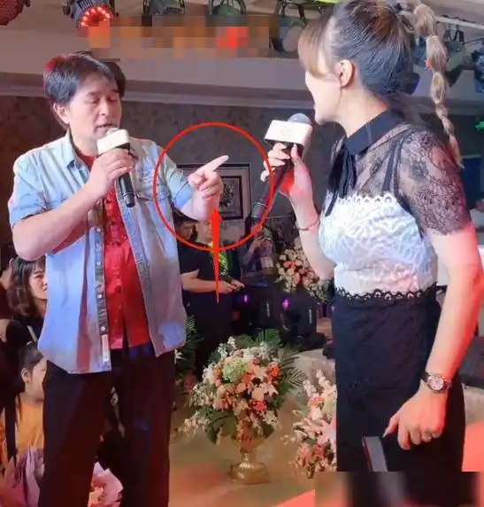 61岁毕福剑不复从前风光,沦落商演与美女热舞,被骂是狗直接发飚