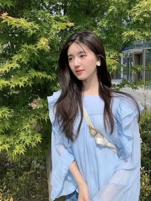 印花裙海边戏水,赵露思造型独特,被赞小仙女