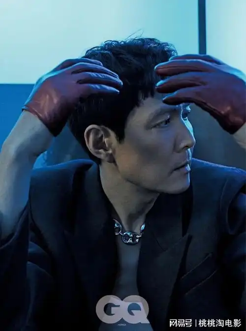 男星李政宰韩版gq封面大片,忧郁冷蓝色调诠释成熟男士魅力