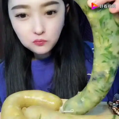 美女吃菠菜香肠,这样口味的还没吃过,改天尝尝