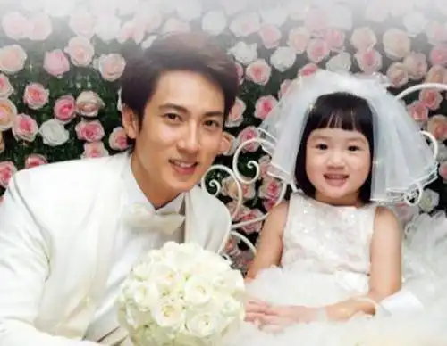 吴尊晒8岁女儿练舞照,却被大长腿意外抢镜网友最美星二代