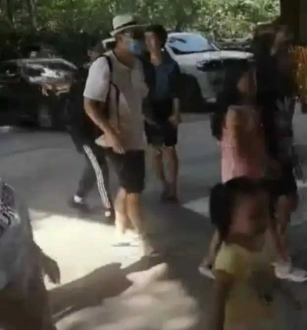 张嘉译一家三口出游,9岁女儿正脸超像爸,穿搭低调名字却有深意