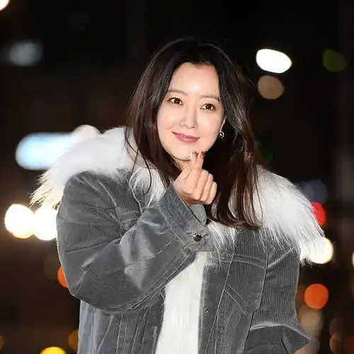 金喜善厉害了,20cm短裙长靴尽显高雅,网友女神气质依旧