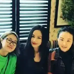 败给周迅,被李亚鹏伤害,曾是中国第一美女的她,如今46岁却发福成了后妈