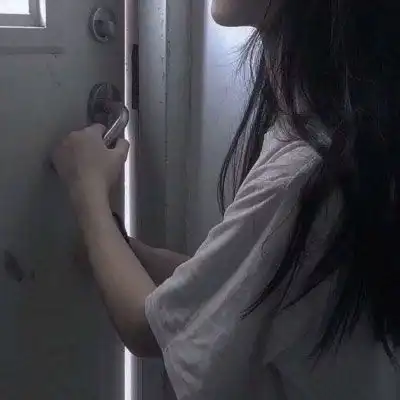 头像女生背影伤感孤单海是孤单的泪