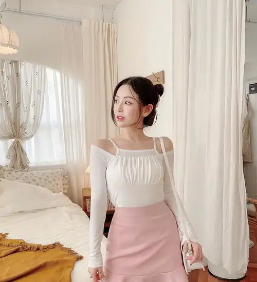 短裙真正的魅力在于实用性,各类风格随意切换,一秒化身百变少女