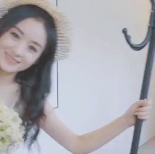 立竿见颖赵丽颖手握竿子捧鲜花甜笑上演歪头杀