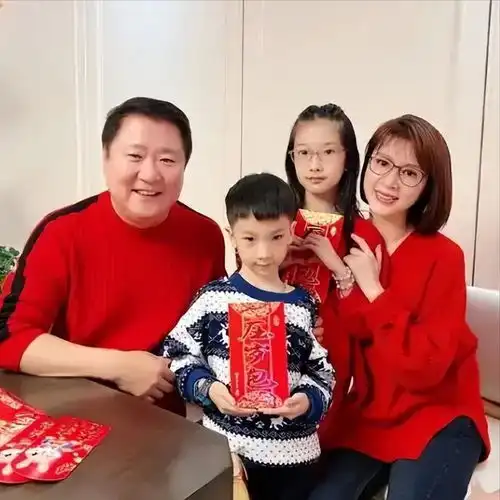 金巧巧于东被曝已离婚三年,网友扒出诸多细节,江疏影发文辟谣