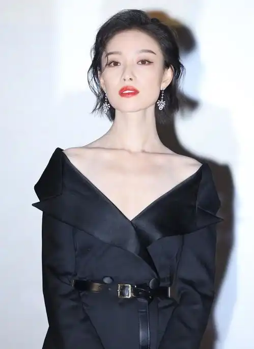 绝世天鹅颈美人骨倪妮深v锁骨杀惊艳众人,气质这一块绝了