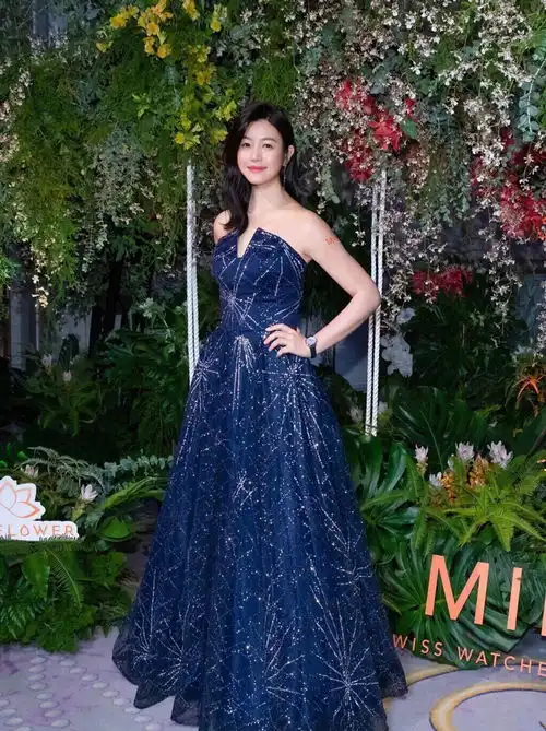 36岁陈妍希美成初恋女神,身穿蓝色星空裙梦幻又优雅,气质好温柔