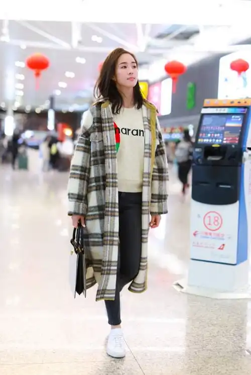 张钧甯不愧是淡雅的盐系女孩,穿格纹外套像女大学生,太清纯了