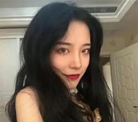 每日一笑在一地摊吃了饭,我搜遍口袋没有钱,忘记自己换衣服了