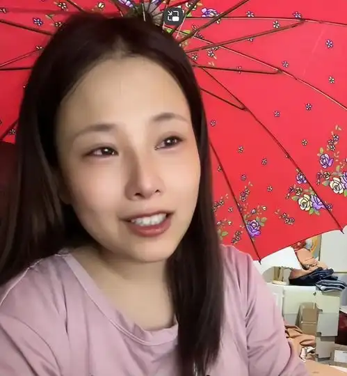 浙江95后残疾女孩,被家人和男友抛弃,住出租屋打3份工攒救命钱