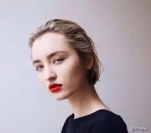 当女性皮肤出现哪些症状时,判断为白癜风