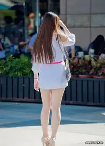 中泰广场街拍的露肩短裙美女