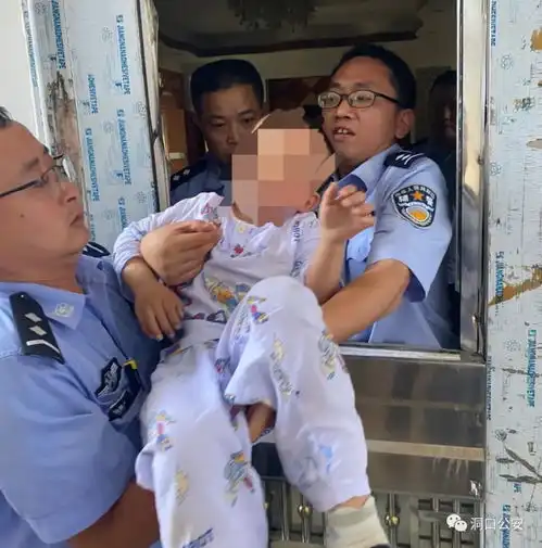 惊魂邵阳3岁男童头卡五楼护栏悬吊半空,家有小孩儿必看