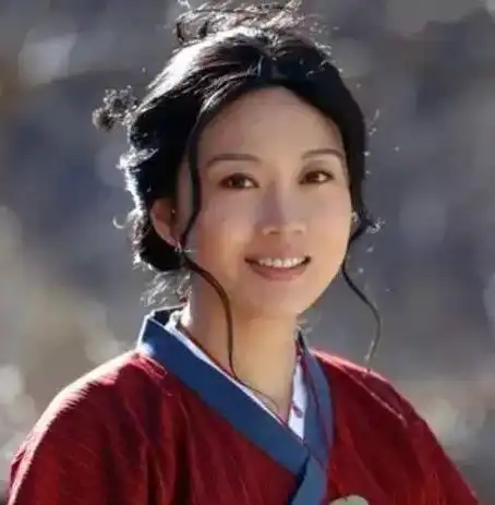 风情御姐闫妮大器晚成,情路坎坷,她的一生竟如此凄美