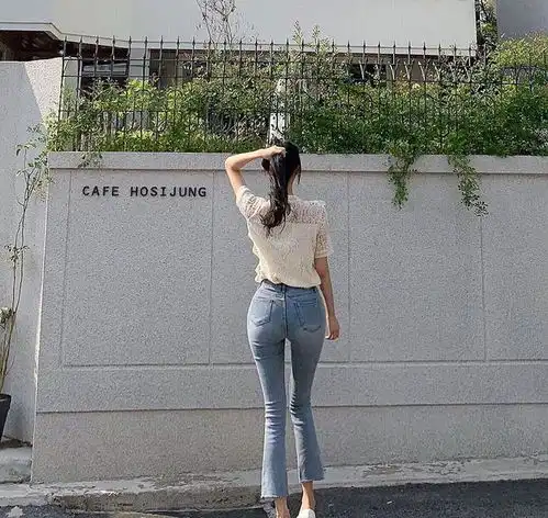 牛仔裤展现沉稳的女性气质,展现格外优雅的穿搭