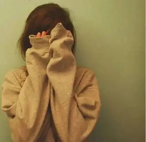 色胆包天见女顾客漂亮,广西一服务员竟伸出咸猪手摸胸,还要...