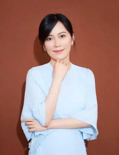 杨丽萍回应不生子是失败女性争议,在俞飞鸿看来,单身是件正常事