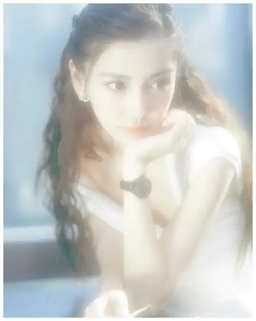 美女明星angelababy杨颖身穿白色露肩裙似雾中仙女唯美写真