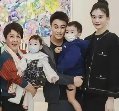 奚梦瑶何猷君带娃逛街,两个保姆照顾一对儿女,豪门生活好惬意
