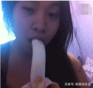 gif搞笑图美女半夜马路边做坏事,真让人意想不到
