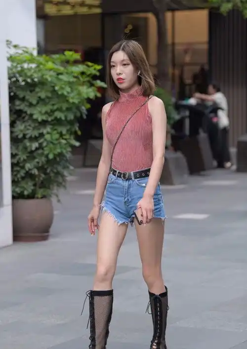 冷艳姐姐的时髦穿搭,衣服看起来很朴素,但是脚下却大有文章