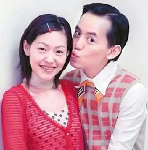 女星趴地为男友拍照引热议,男方是著名主持人,曾与两大女神相恋