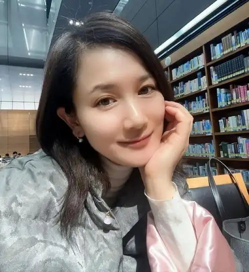 演员潘雨辰离婚后只字不提前夫侯勇,如今45岁似冻龄少女