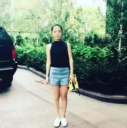 李咏女儿穿短裤超甜美13岁小法和哈文一样高了