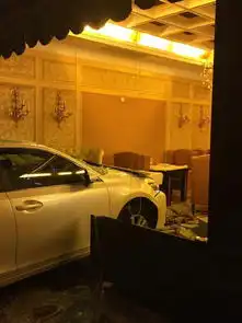女司机疑将油门当刹车轿车失控一头撞进火锅店