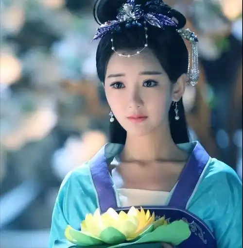 幼态女演员有多尴尬,30岁以后接戏困难,唯有赵丽颖打破怪状