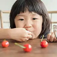 吃樱桃的女孩子头像图片微信头像图片大全